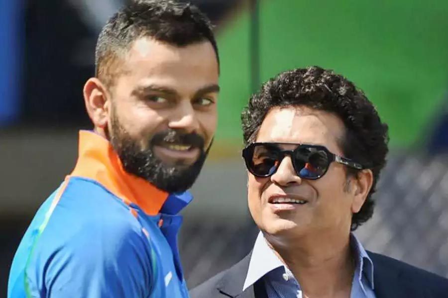 এখনও সচিন তেন্ডুলকরকেই ক্রিকেটের ‘ঈশ্বর’ বলে মানেন অধিকাংশ ভারতীয়। সেই সচিনের এক দিনের ক্রিকেটে ৪৯টি শতরানের রেকর্ড স্পর্শ করলেন কোহলি। রবিবার দক্ষিণ আফ্রিকার বিরুদ্ধে ১২১ বলে ১০১ রানের (অপরাজিত) ইনিংস খেললেন ‘চিকু’ (এই নামেই কোহলিকে ডেকে থাকেন সতীর্থেরা)। এর জন্য কোহলিকে শুভেচ্ছা বার্তাও দিয়েছেন সচিন। এক্স হ্যান্ডলে (সাবেক টুইটার) লিখেছেন, ‘’৪৯ থেকে ৫০-এ পা দিতে ৩৬৫ দিন লেগেছে আমার। আশা করছি, তুমি কয়েক দিনের মধ্যেই ৪৯ থেকে ৫০-এ পা দেবে।’’