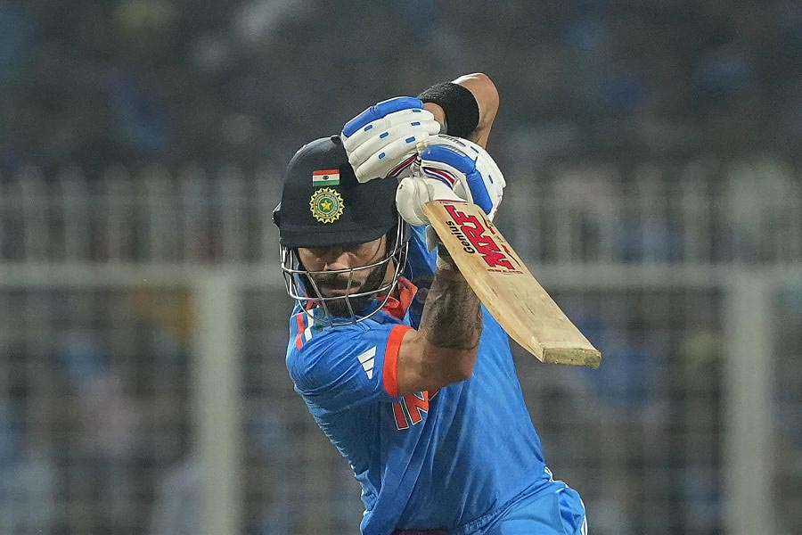 এক দিনের ক্রিকেটে শতরানের পরিসংখ্যান বলছে, সচিনকে বারবার পিছনে ফেলেছেন কোহলি। দু’জনেই জীবনের প্রথম শতরান করেন ২১ বছর বয়সে। তার পর প্রথম ১০টি শতরান করতে সচিন নিয়েছিলেন ১৩১টি ইনিংস। কিন্তু বিরাটের প্রথম ১০ শতরান এসেছিল ৮০টি ইনিংসে। অর্থাৎ শুরু থেকেই শতরান করার গতিতে সচিনের থেকে অনেক এগিয়ে বিরাট।