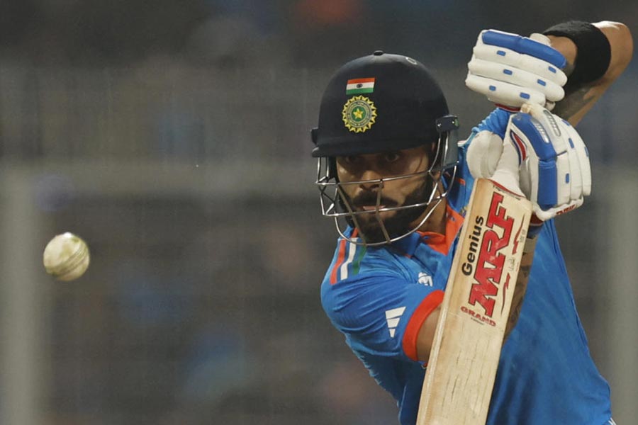 কোহলিই ভেঙেছিলেন সচিনের দ্রুততম ১৫টি শতরানের রেকর্ড। তখন চিকুর বয়স ২৪। সচিন ৪৯টি শতরান করেছিলেন ৪৬২টি ইনিংসে। সেই মাইলফলক মাত্র ২৮৯টি ইনিংসেই ছুঁয়ে ফেললেন বিরাট।