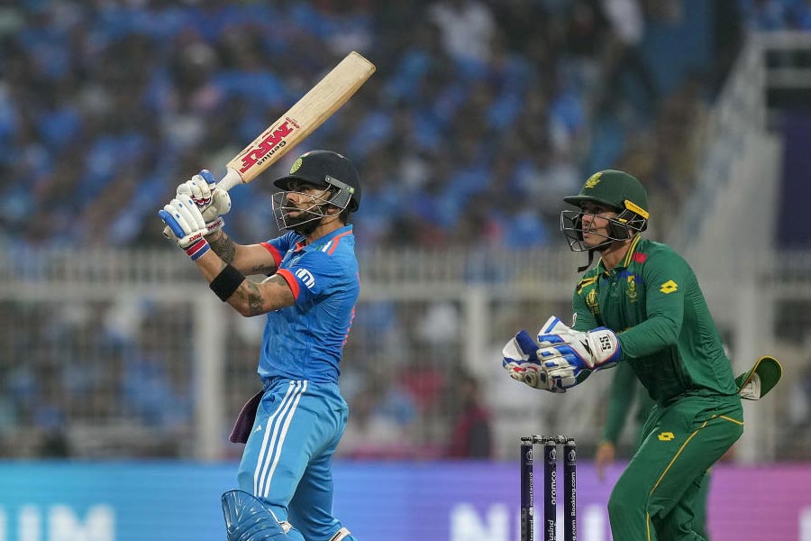 শুধু তা-ই নয়, যে ম্যাচে শতরান এসেছে, সেই ম্যাচ ভারত জিতেছে কি না, তার নিরিখেও এগিয়ে কোহলি। পরিসংখ্যান বলছে, সচিনের ৩৩টি শতরান ভারতকে ম্যাচ জিততে সাহায্য করেছে। অন্য দিকে, কোহলি ৪০টি ম্যাচে সেঞ্চুরি করে দেশকে জিতিয়েছেন।