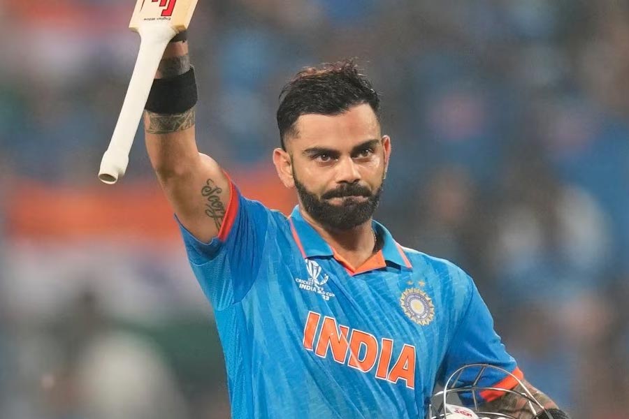 দ্বিতীয় ইনিংসে ব্যাটিং করে সচিন ১৭টি শতরান করেছেন। আর কোহলি করেছেন ২৭টি। ক্রিকেট বিশেষজ্ঞদের একাংশের মত, রান তাড়া করে কী ভাবে নিয়মিত ম্যাচ জেতা যেতে পারে, তা এক রকম ভাবে কোহলিই শিখিয়েছেন ভারতীয় দলকে।  