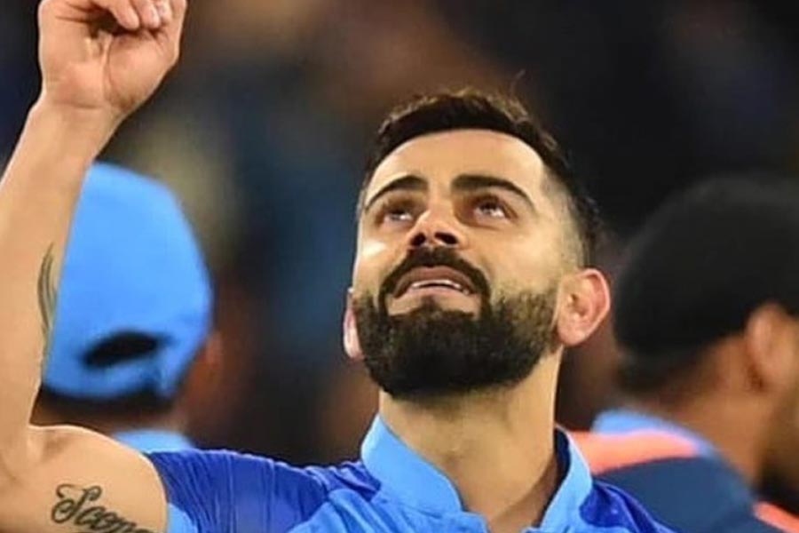 ঘরের মাঠে সব চেয়ে বেশি শতরান করেছেন কোহলি। দেশের মাটিতে সচিন করেছেন ২০টি সেঞ্চুরি। আর কোহলি ২৩টি। সচিন সব চেয়ে বেশি শতরান করেছেন অস্ট্রেলিয়ার বিরুদ্ধে। সব মিলিয়ে ন’টি। আর বিরাটের সব চেয়ে বেশি শতরান এসেছে শ্রীলঙ্কার বিরুদ্ধে। মোট ১০টি।