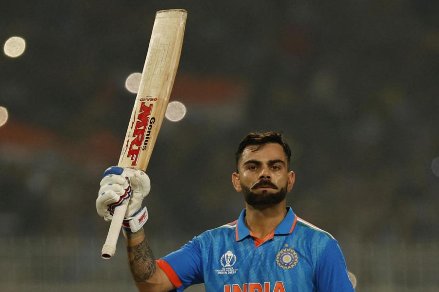 এখন কোহলির বয়স ৩৫। পরিসংখ্যান বলছে, ৩৫ বছর বয়সি সচিনকে আরও নানা ক্ষেত্রে পিছনে ফেলেছেন বিরাট। ৩৫ বছর বয়সে এক দিনের ক্রিকেটে সচিন করেছিলেন ১৬,৩৬১ রান। ইনিংস খেলেছিলেন ৪০৭টি। আর বিরাট করেছেন ১৩,৫২৫ রান। তবে খেলেছেন ২৭৫টি ইনিংস। তাই সচিনের থেকে রান কম হলেও গড় অনেকটাই বেশি। ৩৫-এর সচিনের গড় ছিল ৪৪.৩৩। বিরাটের সেখানে ৫৮.০৪। হিসাবই বলছে, সচিনের সমান ম্যাচ খেললে তাঁকে ছাপিয়ে যেতে পারতেন বিরাট।