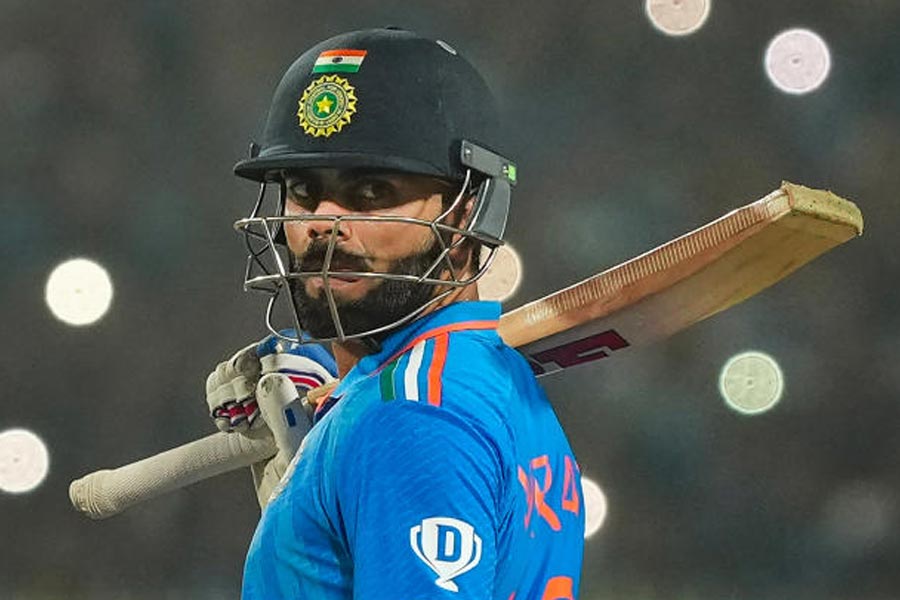 ভারতীয় ক্রিকেট মহলে প্রায়ই শোনা যায়, এক জন ভারতীয় ব্যাটার কত ভাল, তা বোঝা যায় অস্ট্রেলিয়া, ইংল্যান্ড, দক্ষিণ আফ্রিকা এবং নিউ জ়িল্যান্ডের মাটিতে তিনি কেমন খেলছেন, তার উপর। এক দিনের ক্রিকেটে অস্ট্রেলিয়ার মাটিতে সচিন খেলেছেন ৩৯টি ইনিংস। করেছেন ১৩৪৮ রান। গড় ৩৭.৪৪। বিরাট সেখানে ৩৫-এর সচিনকে ছাপিয়ে গিয়েছেন বলাই যায়। কারণ সচিনের থেকে ১০টি ইনিংস কম খেলে বিরাট করেছেন ১৩২৭ রান। গড় ৫১.০৩। শতরানের সংখ্যায় বিরাটের থেকে বেশ পিছিয়ে সচিন। ৩৫-এর সচিন অস্ট্রেলিয়ার মাটিতে এক দিনের ক্রিকেটে করেছিলেন মাত্র একটি শতরান। বিরাট করেছেন পাঁচটি।  