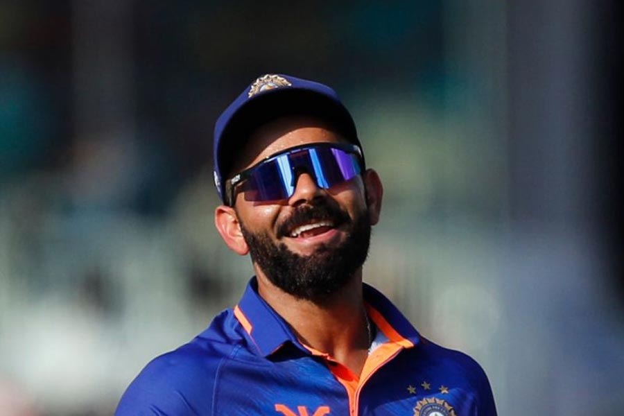 ইংল্যান্ডের মাটিতে আবার সচিনের থেকে বেশি ইনিংস খেলেছেন বিরাট। ২৬টি ইনিংস খেলে সচিন সেখানে ১০৫১ রান করেছিলেন। বিরাট ৩৩টি ইনিংসে করেছেন ১৩৪৯ রান। গড় বেশি বিরাটেরই।