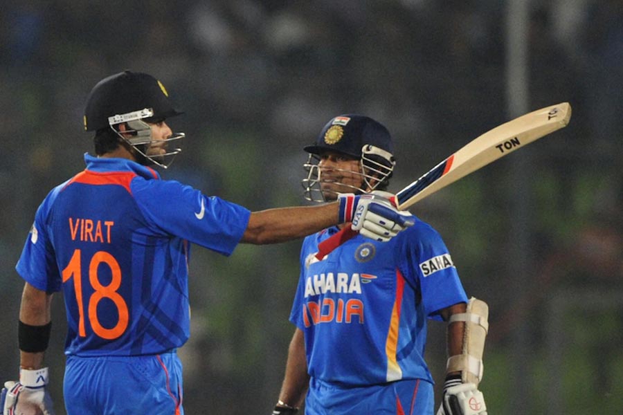 সচিন এবং বিরাট একসঙ্গে পাঁচ বছর খেলেছেন। এক দিনের ক্রিকেটে ১৭টি ম্যাচে তাঁরা একসঙ্গে খেলেছেন। সেই ম্যাচগুলিতে সচিন করেছিলেন ৮৩৫ রান। বিরাট চারটি শতরান-সহ করেছিলেন ১১৫৯ রান। ৩১টি টেস্টে একসঙ্গে খেলেছিলেন তাঁরা। সেখানে সচিন সামান্য এগিয়ে বিরাটের থেকে। সচিন করেছিলেন ১৩৫২ রান। বিরাট করেছিলেন ১৩৪৭ রান। যদিও গড় (৫১.৮০) বেশি বিরাটের। দু’জনেই ওই ৩১টি টেস্টে পাঁচটি করে শতরান করেছিলেন।