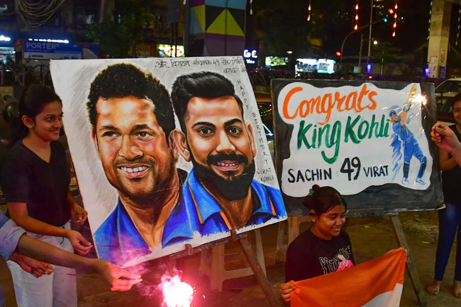 সাদা বলের ক্রিকেটে রান পেলেও দলকে একার হাতে এখনও ট্রফি জেতাতে পারেননি বিরাট। ২০১১ সালের বিশ্বকাপ দলে বিরাট ছিলেন। তিনি ৯ ম্যাচে ২৮২ রান করেছিলেন। সেই বিশ্বকাপে সচিন ৯ ম্যাচে করেন ৪৮২ রান। পরবর্তী সময় বিরাট দেশের অধিনায়কও হয়েছেন, কিন্তু দলকে ট্রফি এনে দিতে পারেননি। গত বছর টি-টোয়েন্টি বিশ্বকাপে সব থেকে বেশি রান এসেছে তাঁর ব্যাট থেকে। কিন্তু দল বিদায় নেয় সেমিফাইনাল থেকে।