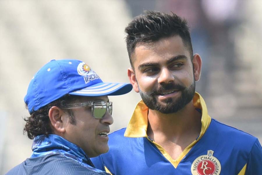 লাল বলের ক্রিকেটে অবশ্য অনেক এগিয়ে সচিন। তাঁর ঝুলিতে ৫১টি শতরান রয়েছে। আর কোহলি এখনও পর্যন্ত করেছেন ২৯টি। এখন তাঁর যা বয়স, সেই হিসাবে আদৌ ওই রেকর্ড ছোঁয়া কতটা সম্ভব হবে, তা নিয়ে সংশয় রয়েছে। আন্তর্জাতিক ক্রিকেটে সচিনের সব মিলিয়ে ১০০টি শতরানের রেকর্ডও কোহলি স্পর্শ করতে পারবেন কি না, তা সময়েই বলবে। কোহলি এখন দাঁড়িয়ে ৭৯-এ। 