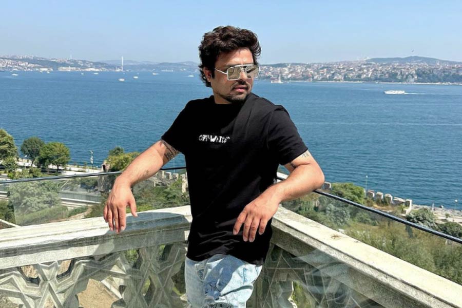 How much Virat Kohli spend on hair cutting and who does it