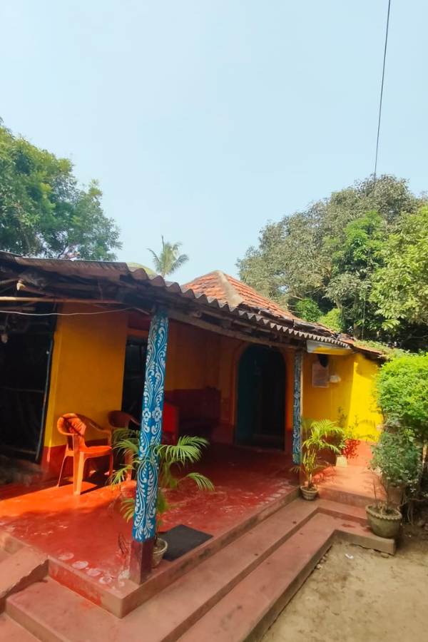 সে প্রায় সত্তর বছরের কথা। হরিপালের, শ্রীপতিপুর গ্রাম  বৈষ্ণব পরিবারের সন্তান বটকৃষ্ণ অধিকারী। গরিবি নিত্য সঙ্গী। ম্যাট্রিক দিয়ে পরবাসী হয়েছিলেন পেটের দায়ে কিন্তু ওই যে মায়ের লীলা! বিবাহিত জীবনে দারিদ্র বড় কঠিন বালাই। সবই বিষময় হয়। বৈরাগ্য আসে। গরু নিয়ে বেরিয়ে পড়ে, মাঠে ঘাটে শ্মশানে ঘুরে বেড়াতেন অধিকারী মশাই। 