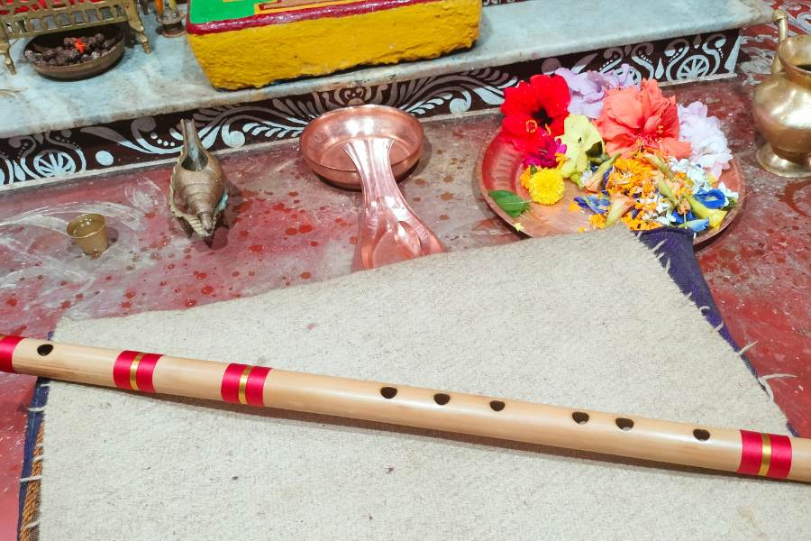 নিজের মতো আড়বাঁশি বাজিয়ে মনের সব কিছু উপুড় করে দেন। এমনই এক দিনে গরুর খোঁটা বাঁধছেন। দেখা দেন, এক সন্ন্যাসী জঙ্গুলে মহাশ্মশানের গর্ভে তাঁকে ডাক দেন। তার পর আসে সেই রাত। গুরুমুখী বিদ্যা সবই গুপ্ত। তাই সে কথা জানা যায় না। কিন্তু আমূল-পরিবর্তন ঘটে যায় তাঁর মননে।গোঁড়া বৈষ্ণব মানুষটা শক্তি সাধনা করেন। সিদ্ধ হন। এবং স্বপ্নাদিষ্ট হয়ে মা কালীর মন্দির তিনি প্রতিষ্ঠার মনস্থ করেন। বাধ সাধে, কুলীন বৈষ্ণব পরিবার ও কুল! 