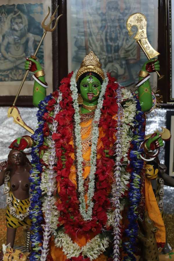 বটকৃষ্ণ ঠাকুর বুঝতে পারেন নির্দেশ। সমাজ উপেক্ষা করে, রটন্তী কালীপূজার দিনই প্রতিষ্ঠা করেন দুর্বাদল ঘনশ্যাম  কৃষ্ণকালী। এখানে মা পরম বৈষ্ণব, বিষ্ণু এখানে পরম শাক্ত... দুজনে মিলেমিশে একাকার! 