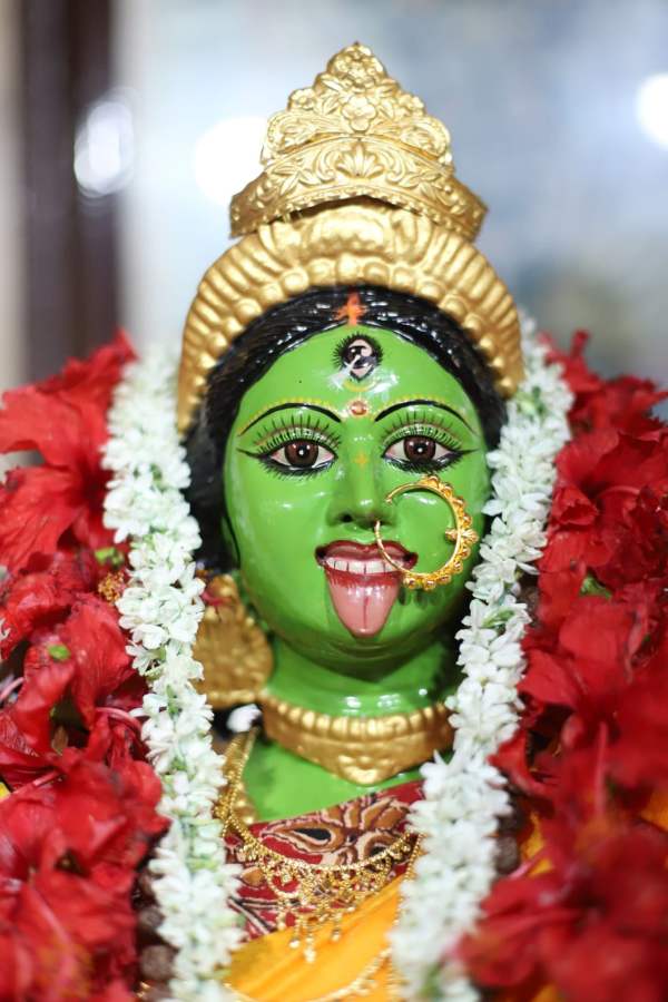 পূজা বিধি:  মায়ের অঙ্গরাগ হয় দূর্বাঘাসের ভিতরের কচি সবুজ পাতার রং মিশিয়ে। দীপান্বিতা শ্যামা পুজোর দিন মায়ের বিশেষ ষোড়শ উপাচারে পূজা আরতি আমিষ ভোগ ও হোম নিবেদন হয়। আগের দিন ভুত চতুর্দশী তিথিতে, কৃষ্ণকালী মায়ের কাছে চৌদ্দ প্রদীপ জ্বালিয়ে মানত করলে মা ফেরান না। শ্যামা পূজার দিন রাত্রি দ্বিতীয় প্রহরে মা'কে বাঁশি বাজিয়ে শোনানো হয়। রাত নয়টা থেকে বারোটা পর্যন্ত অবিচ্ছিন্ন বাঁশি বাজে। সে এক অপূর্ব দৃশ্য। ওই দিন ভোগ হিসাবে ইলিশ মাছ থাকে । কারণ এই মায়ের প্রিয় ভোগ ইলিশ মাছ আর প্রিয় পুস্পার্ঘ্য জুঁই। মায়ের বাৎসরিক পূজা হয় রটন্তী পূজার তিথিতে।