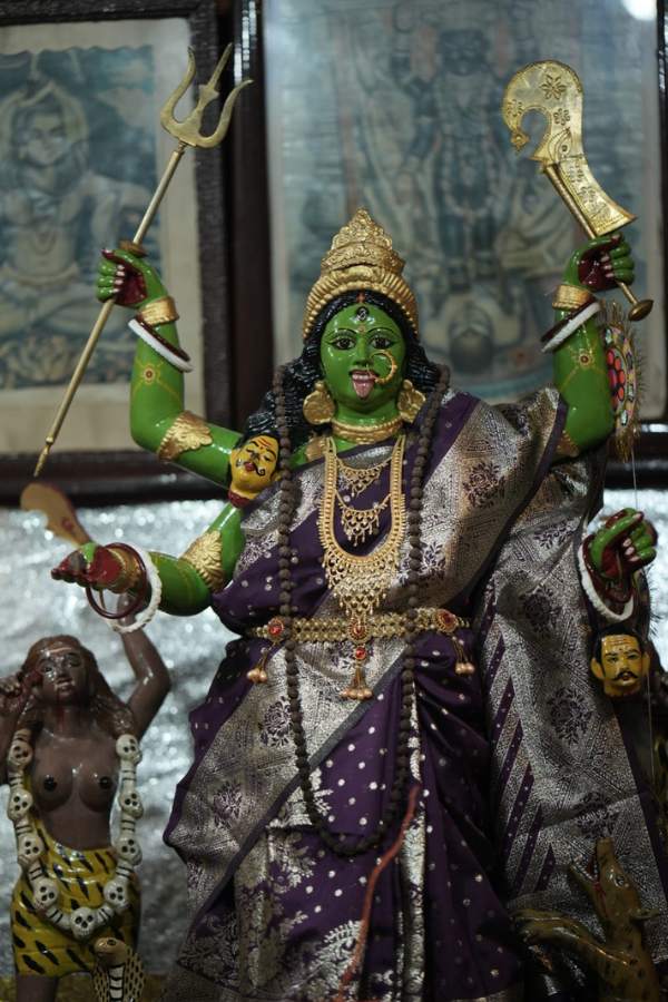 তিলক সেবা, রাধা-গোবিন্দের নাম না নিয়ে জল স্পর্শ হয় না যে গৃহে, সেই গৃহে শক্তি পূজন! কিন্তু ডাক যার এসেছে,  তিনি করেন কী? এ ক্ষুদ্র মানুষের সাধ্য কী, তাঁকে উপেক্ষা করে। বাড়িতে মায়ের ঘট স্থাপন করেই পূজাপাঠ করেন।