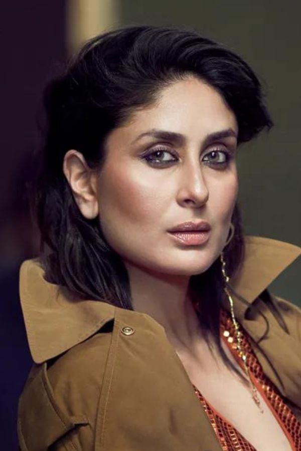 চুলের জেল্লার রহস্যের ঝোলা থেকে তিনি খবর দিলেন,”তাঁদের জন্য এই বার প্রয়োজন পার্লারে গিয়ে ভাল মতো প্যাক লাগানো। এমনকি রুক্ষ চুলের ঝামেলাকে সায়েস্তা করতে তেল দিয়ে ম্যাসাজ করুন চুলে।"