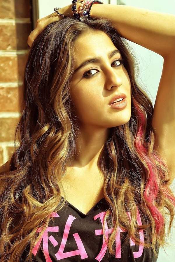 যদি চুলে একটু স্থায়ী ও বেশ ভাল রকমের জেল্লাদার কোনও উপায় চান, তা হল কেরাটিন ট্রিটমেন্টের কথাও এ বার ভেবে দেখতে পারেন।   তাঁর কথায় বারবার শোনা যায়, যে ভাবেই হোক প্রয়োজন ভাল কন্ডিশনিং। 