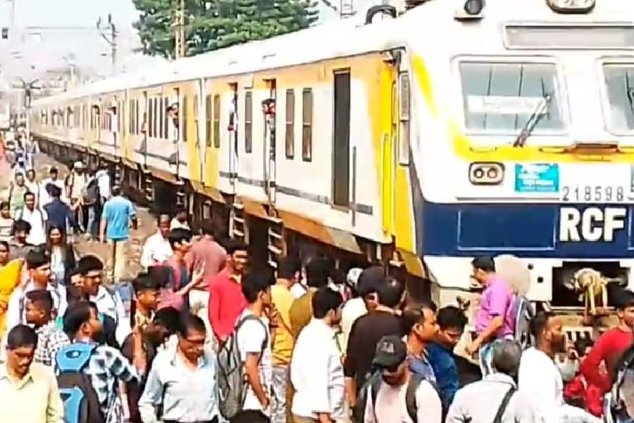 Passengers blockaded train at Tikiapara, service disrupted for one and a half hours dgtld