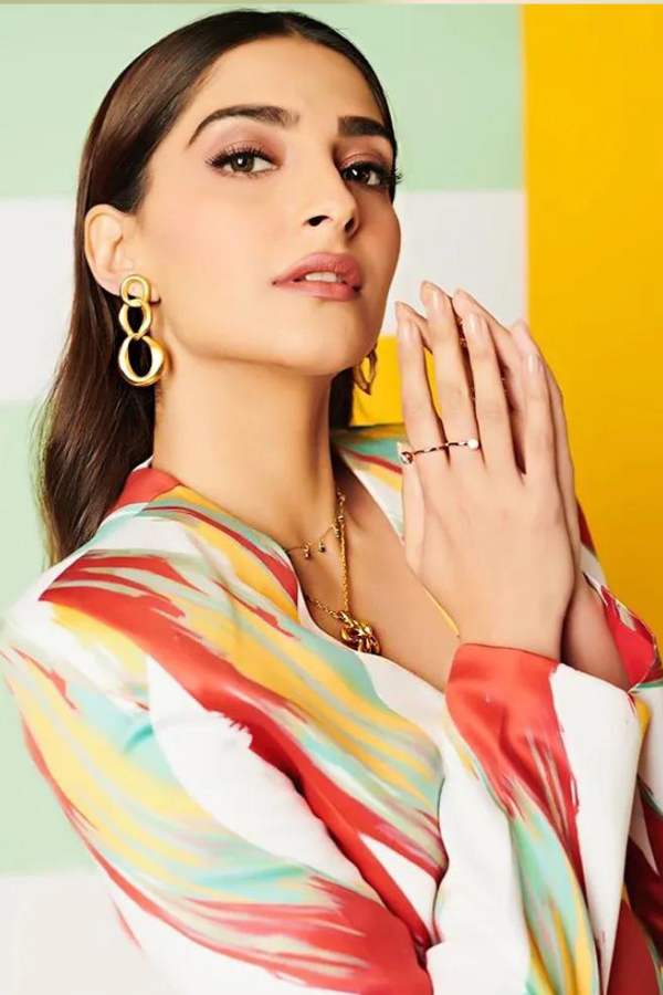 তবে আলোর রাতের এই উৎসবে আপনার আবেদনের পারদ আরও এক দফা চড়াতে হাত বাড়িয়ে দিতে পারেন কোন কোন অনুষঙ্গ?  এক ঝলকে দেখে নিন এই প্রতিবেদনে। 