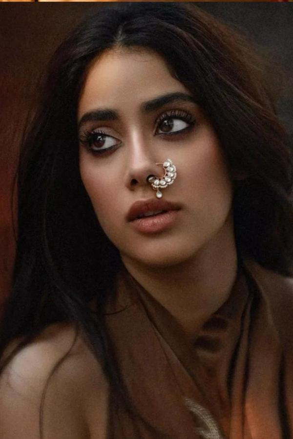 কিন্তু দাঁড়ান, সাজে কী বাকি রয়ে যাচ্ছে কিছু? গয়নার বাক্স ঘেঁটে বের করে ফেলুন পাথর বসানো নথ। পরে ফেলুন। দেখবেন, এক লহমায় কেমন সাজের মাত্রা বদলে গিয়েছে!   যদি সংগ্রহে নথ না থাকে, তা হলে কিনে নিন যে কোনও অনলাইন ই-কমার্স সাইটে পেয়ে যাবেন পাথর বসানো নথ। 