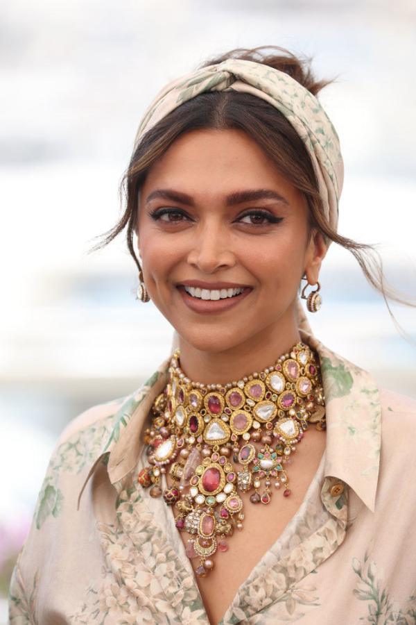 দীপাবলির সাজ কখনওই খুব সাদামাঠা হলে ভাল লাগে না।  যদি আপনার পছন্দ হয় এক ঢালা পোশাক বা শাড়ি, সে ক্ষেত্রে সাজে চমক আনতে বেছে নিন স্টেটমেন্ট গয়না।