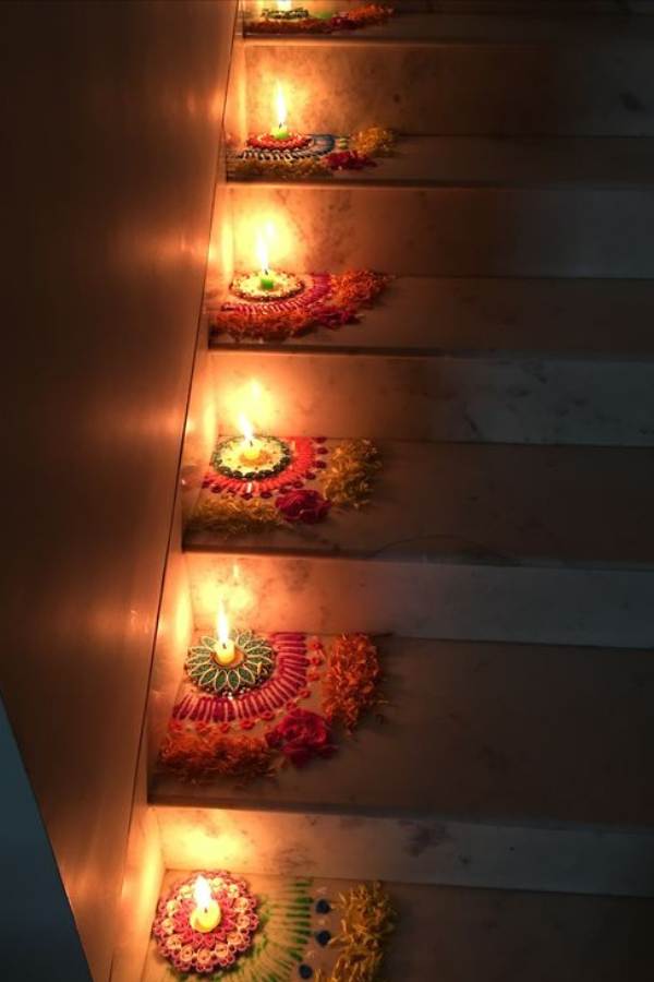  সবাই তো রঙ্গোলি করেন, বাড়ির দরজার কাছে বা ঠাকুরের জায়গায় বা অন্য কোথাও। কিন্তু হামেশাই উচু নিচু হওয়ার কারণে অবহেলিত হয় বাড়ির সিঁড়ি। তবে আপনিও সেই একই ভুল করবেন না যেন। এই নকশাতে সাজিয়ে তুলুন আপনার বাড়ির সিঁড়ি। 