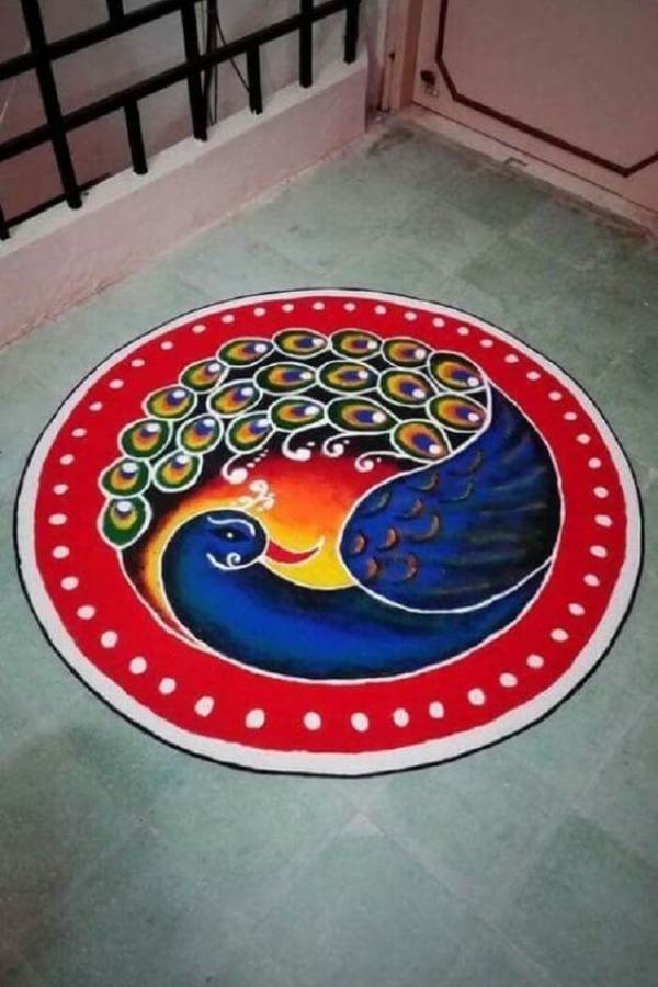 ফুল ব্যবহার করতে না চাইলেও অসুবিধা নেই। কেবল রং দিয়েই হতে পারে দারুণ সুন্দর সব রঙ্গোলি। আর ময়ূর নকশার এই রঙ্গোলির তো জুড়ি মেলা ভার। ঘরের মাঝখানে বা ঠাকুরের জায়গার সামনে করতে পারেন এই রঙ্গোলি। 