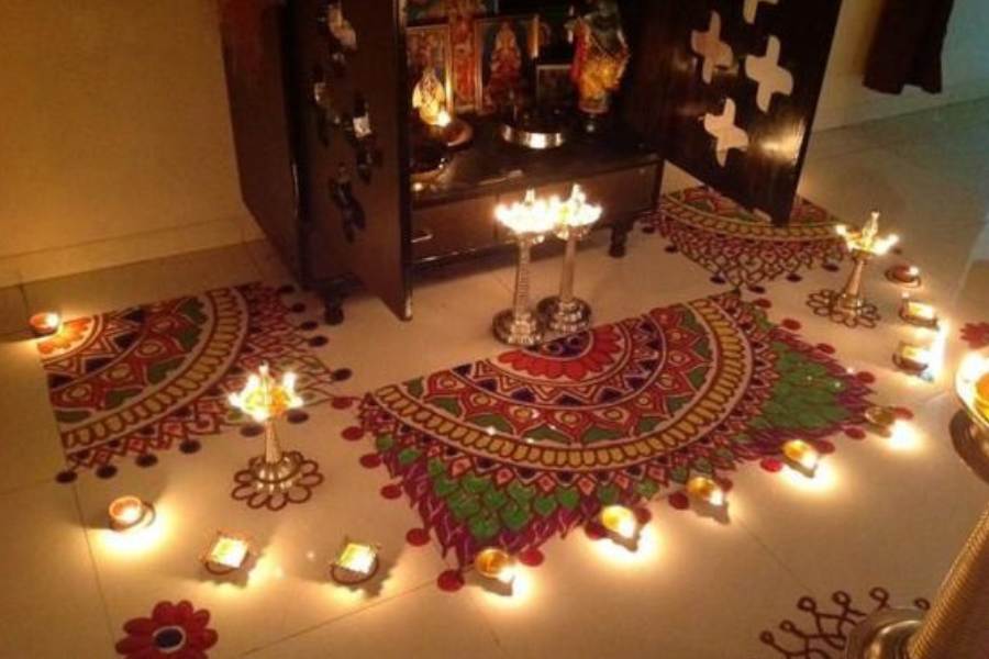 ঠাকুর ঘরে রঙ্গোলি করবেন?  তা হলে বরং এই ভাবে সাজান। ঠাকুরের আসনের তিন দিকে করুন রঙ্গোলি। আর সঙ্গে মানানসই প্রদীপ বা মোমবাতির ব্যবহার। দীপাবলির সন্ধে আপানার ঠাকুর ঘরে থাকবে নতুনত্বের ছোঁয়া। 