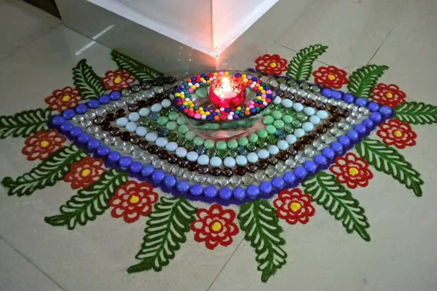 ফুল বা রঙের রঙ্গোলি তো হল অনেক। এ বারে কিছু অন্য রকম করা যাক! বরং পাথরের রঙ্গোলির বানান। রং বেরঙের পাথর দিয়ে সাজিয়ে তুলুন আপনার ঘরের প্রিয় কোণ। 