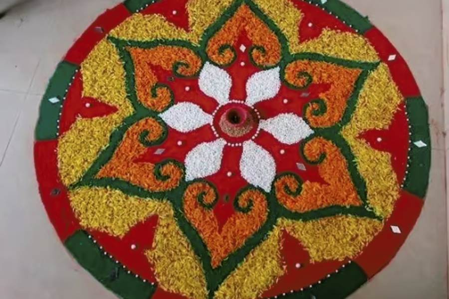 চালের রঙ্গোলি করেছেন কখনও?  না হলে কিন্তু এই বছরে তা করে দেখতে পারেন। পরিমাণ মতো চাল নিয়ে তা আগে থেকেই রং করে রাখুন। যে যে রং প্রয়োজন, সেই রঙে আগে থেকে চাল ভিজিয়ে আবার শুকিয়ে নিন। এ বার সেই রঙিন চাল দিয়ে করে নিন মনের মতো নকশা। ব্যস, চালের রঙ্গোলি প্রস্তুত।   