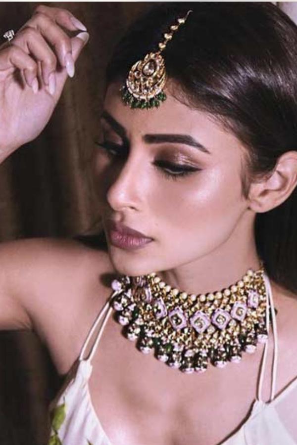 কালীপুজোর কেনাকাটা করতে বেরিয়েছেন? জহুরির নজর থাকুক ভারী টিকলি বা ‘মাঙ্গটিকা’র দিকে। ই-কমার্স সাইটের কল্যাণে দেশি-বিদেশি সব রকম অনুষঙ্গই এখন জনপ্রিয়তা পেয়েছে যুবতী ও তরুণীদের মধ্যে। তাই সাদামাঠা সাজকে অপ্রতিরোধ্য সুন্দর ও মোহময়ী করে তোলার সহজ পথ হল ভারী কুন্দন সেটিং টিকলি বেছে নেওয়া। 