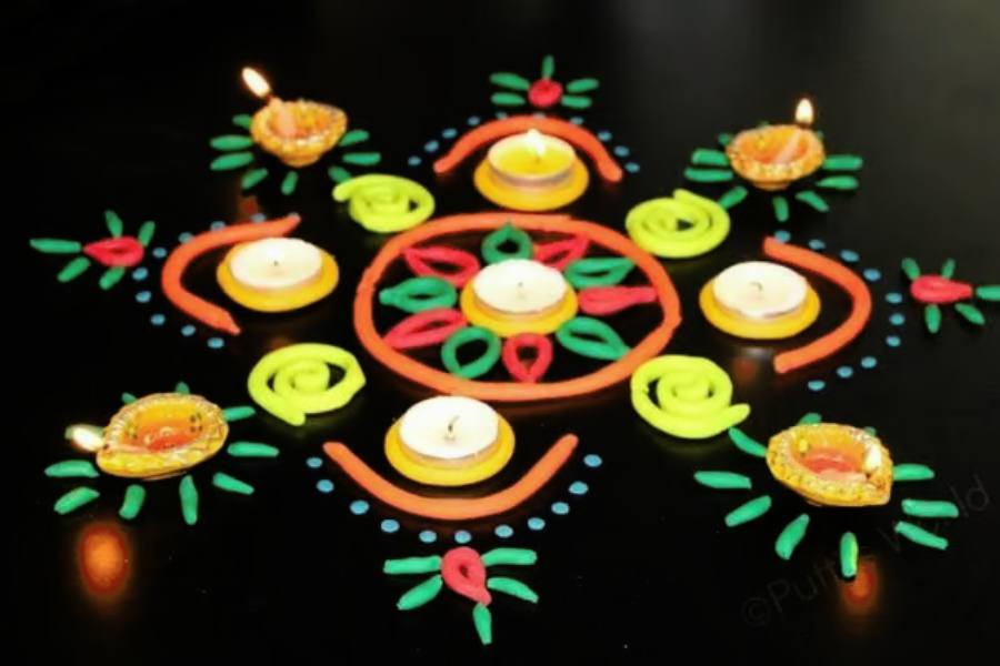 চালের মতো কিন্তু ময়দা দিয়েও প্রস্তুত করতে পারেন রঙ্গোলি। ময়দা মেখে তাকে ছোট ছোট ভাগে ভাগ করে নিন। তার পর যে রং দরকার মিশিয়ে নিন। রং হয়ে গেলে হাতের সাহায্যে মনের মতো আকার দিয়ে দিন ময়দাগুলিকে। এরপর আর কী, নকশার মতো করে বসিয়ে নিলেই তৈরি ময়দার রঙ্গোলি। এই প্রতিবেদনটি ‘আনন্দ উৎসব’ ফিচারের একটি অংশ।