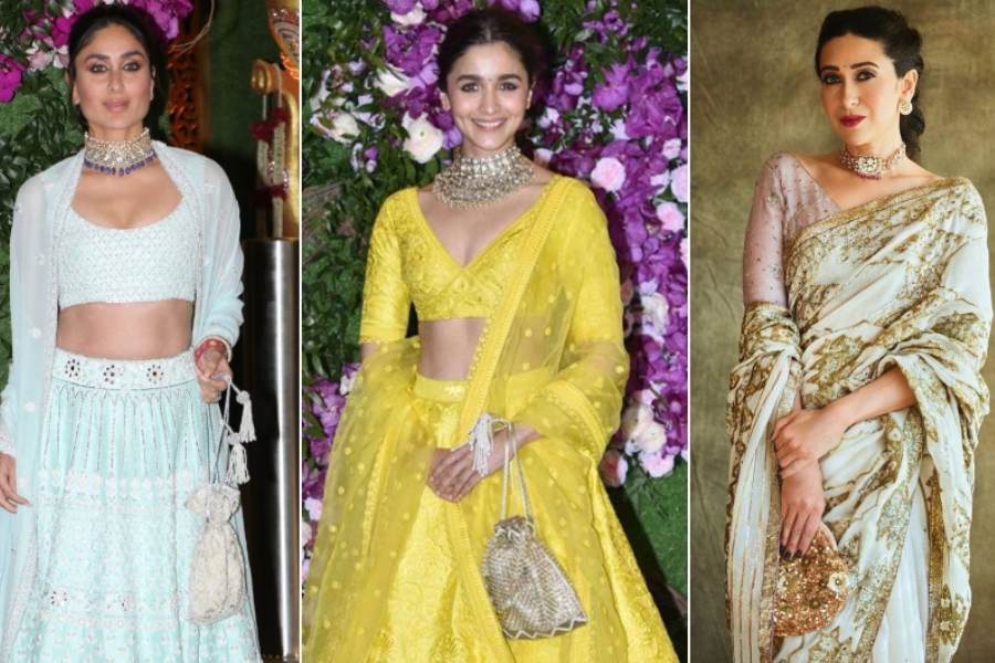 সমাজমাধ্যম হোক কী ই-কমার্স সাইট, সব ক্ষেত্রেই চুমকি বসানো থেকে হাতের কাজ করা, নকশাদার নানা ধরনের বটুয়া এখন হয়ে উঠেছে ফ্যাশন দুনিয়ার বিশেষ আকর্ষণ। 