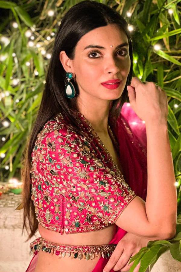 কারুকাজ করা হোক কী সাধারণ সরু চেন, কোমরবন্ধ মানেই যেন এক উষ্ণ আবেদনের ইশারা। নিজেকে মোহময়ই হয়ে ওঠার থেকে থামাবেন না, এই দীপাবলিতে বেছে নিন কোমরবন্ধ। 