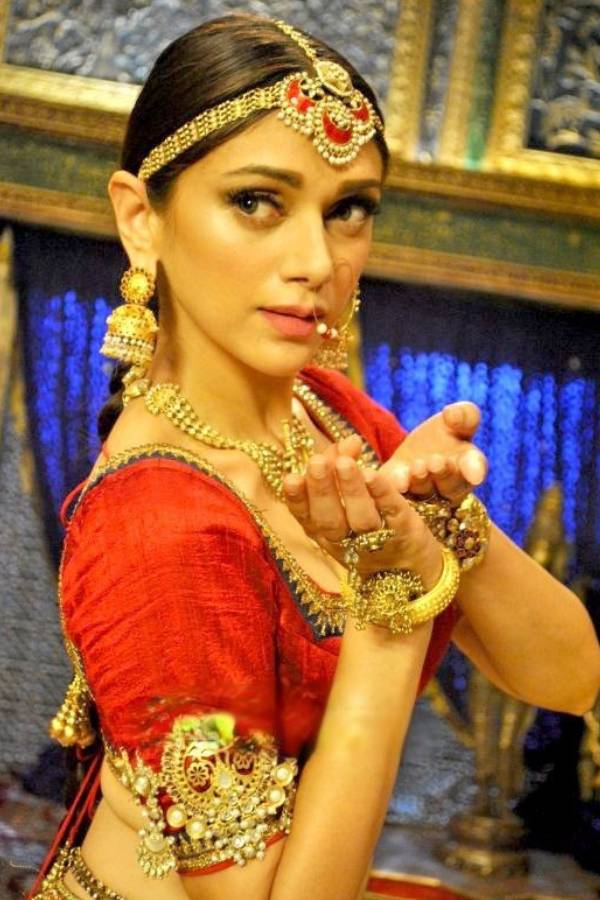 যাঁদের হাতের উপরের অংশ ভারী তাঁরা অনেকেই ভাবছেন কেমন লাগবে!  একদম না ভেবে বাজার-চলতি ইলাস্টিক দেওয়া বাজুবন্ধ কিনে নিন, দেখবেন নায়িকার থেকে আপনার সাজ কম কী। 