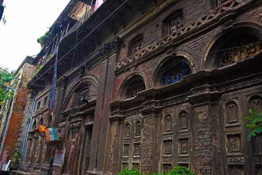 কালীপুজোর ঠিক আগের দিন ভূত চতুর্দশী। সন্ধে নামলেই বাড়ির আনাচে-কানাচে চোদ্দো প্রদীপ জ্বেলে সম্ভাব্য ভূত-পেতনিদের কুদৃষ্টি থেকে নিজেদের ঘরবাড়ি রক্ষার চেষ্টায় নামি আমরা ফি বছর! তার পাশাপাশি এ বার চলুন না, বুকে সাহস নিয়ে শহর কলকাতার 'বিখ্যাত' ভূতের আস্তানা ভ্রমণে! 