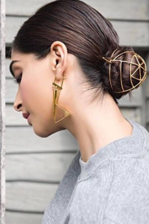 খোঁপা সাজানোর কত গয়না এখন ছেয়ে আছে ফ্যাশন দুনিয়ায়। কেউ খোঁপায় বাঁধার কাঁটা পছন্দ করেন, কেউ আবার বিনুনি করে তাতে ভারী কুন্দনের কাজ করা লম্বা গয়না ভালবাসেন, কারও বা ডোকরার খোঁপার জাল বেশ মনে ধরে! ডোকরা হোক কী কুন্দন, চুলের বাহার খুলতে এই কালীপুজোয় আপনিও কিনে নিতে পারেন এই রকম গয়না।