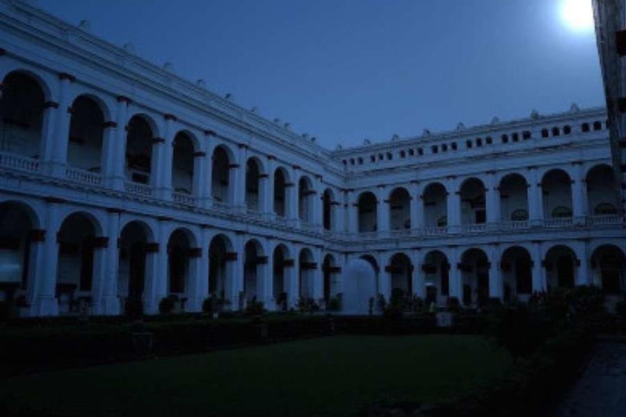 ১. ন্যাশনাল লাইব্রেরি: আলিপুর চিড়িয়াখানার কাছে ১৮৩৬ সালে প্রতিষ্ঠিত ন্যাশনাল লাইব্রেরিতে সারা পৃথিবীর দুষ্প্রাপ্য, দুর্মূল্য, দুর্লভ সব বইয়ের সংগ্রহের পাশাপাশি আছে রহস্যময় ভৌতিক কান্ডকারবারও! শোনা যায়, সুবিশাল লাইব্রেরির অনেক রক্ষী রাতের অন্ধকারে এক মহিলার কান্না শুনতে পান। কথিত আছে, লর্ড মেটক্যাফের পত্নীর আত্মা ঘুরে বেড়ায় সেখানে। এমনকি দিনের বেলাতেও কোনও বই নিয়ে সেটা পড়ার পর ঠিক মতো 'সেলফ্' বা তাকে তুলে না রাখলে আপনার ঘাড়ের কাছে কারও ভারী নিঃশ্বাসের ফোঁসফোঁস আওয়াজ শুনলেও শুনতে পারেন!