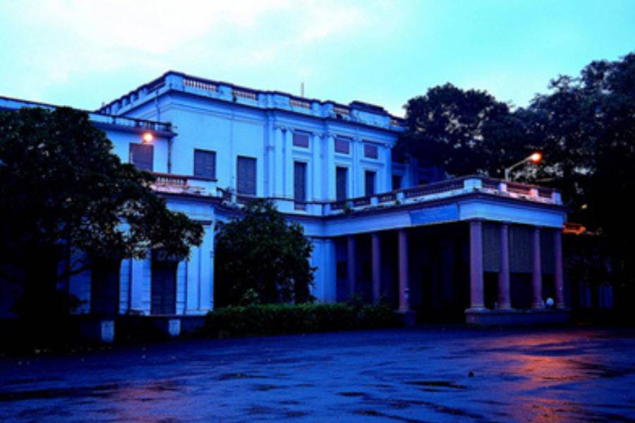 ২. হেস্টিংস হাউস: আলিপুরে ব্রিটিশ আমলের গভর্নর জেনারেল ওয়ারেন হেস্টিংস এই অট্টালিকা তৈরি করান। বর্তমানে যেটি মেয়েদের কলেজ। কিন্তু অনেক ছাত্রী নাকি সেখানে রহস্যময় ব্যক্তির উপস্থিতি টের পেয়েছেন। সেই ঘোড়ায় চড়া অশরীরীকে কিছুর খোঁজ করতে দেখা গিয়েছে! বলা হয়, শেষ বয়েসে হেস্টিংস খুব দুঃখে কাটিয়েছিলেন। জীবদ্দশায় না পাওয়া সেই শান্তির সন্ধান নাকি করে হেস্টিংসের আত্মা!