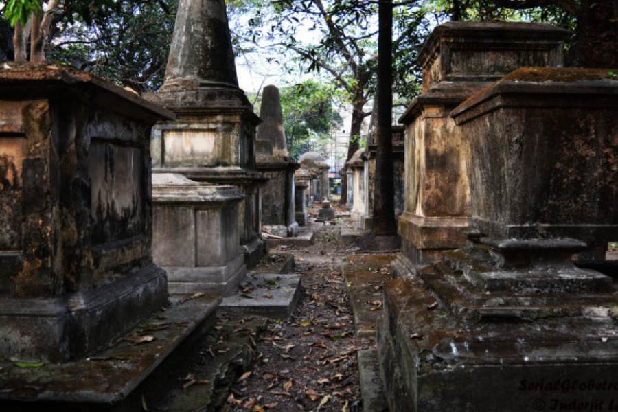 ৩. পার্ক স্ট্রিট গোরস্থান: 'গোরস্থানে সাবধান'! সে তো ফেলুদাকে কবেই বলেছিলেন জটায়ু! সত্যজিৎ রায়ের গল্পের সেই গা-ছমছমে গোরস্থান হচ্ছে পার্ক স্ট্রিট গোরস্থান। যেখানে বেশির ভাগ কবর প্রথম ও দ্বিতীয় বিশ্বযুদ্ধে মৃত ব্রিটিশ সেনাদের। শোনা যায়, এক বার এক দল বন্ধু সেখানে গিয়ে বেশ কিছু ছবি তোলেন। যে গুলি 'প্রিন্ট' করার পর দেখা যায়, প্রতিটি ছবির মধ্যে এক অদ্ভুত ছায়ামূর্তির উপস্থিতি। এর কয়েক দিনের ভিতরেই যিনি ওই সব ছবি তুলেছিলেন, হৃদরোগে মারা যান। অথচ তাঁর হৃদযন্ত্রে কোনও রকমের ত্রুটি ছিল না।