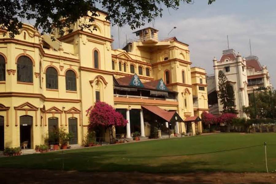 ৪. রয়্যাল টার্ফ ক্লাব: ১৯৩০ সালে প্রতিষ্ঠিত এই টার্ফ ক্লাবে জর্জ উইলিয়ামস সাহেবের পাঁচটা সাদা রেসের ঘোড়া ছিল। তাঁদের মধ্যে সাহেবের সব চেয়ে প্রিয় ঘোড়ার নাম ছিল পার্ল। প্রতিটা ঘোড়দৌড় জেতার জন্য পার্ল পরিচিত ছিল 'কুইন অফ ট্র্যাকস' নামে। কিন্তু একবার বার্ষিক 'কলকাতা ডার্বি'তে হারে পার্ল। সেই রেসে প্রচুর টাকা খোয়ান উইলিয়ামস। পরের দিন টালিগঞ্জ রেল লাইনের ধারে পার্লের গুলিবিদ্ধ মৃতদেহ পড়ে থাকতে দেখা যায়। এখনও নাকি টার্ফ ক্লাবের রাতের অন্ধকারে একটা সাদা ঘোড়াকে মাঝে মধ্যে ছুটে যেতে দেখা যায়। হয়তো বা 'কুইন অফ ট্র্যাকসে'র অশরীরী আত্মা এখনও সেই পরাজয় মানতে পারেনি!