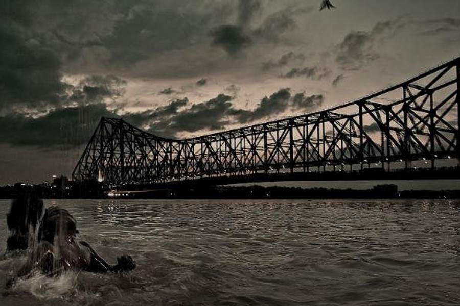৫. হাওড়া ব্রিজ: গত শতাব্দীর চারের দশকে (১৯৪৩) নির্মিত হাওড়া ব্রিজ সৌন্দর্যের পাশাপাশি কলকাতার ভূতুড়ে আস্তানাগুলির মধ্যে অন্যতম! বহু মানুষ বহু সময় হাওড়া ব্রিজ থেকে গঙ্গার জলে ঝাঁপিয়ে আত্মহত্যা করেছেন। প্রায় প্রতিদিন ভোর তিনটে থেকে হাওড়া ব্রিজের লাগোয়া গঙ্গাঘাটে কুস্তিগীররা দেহ চর্চা করেন। তাঁদের কেউ কেউ নাকি জলের উপর ভাসমান একটা হাত দেখেছেন। এবং কেউ ডুবে যাচ্ছে ভেবে যিনিই সাহায্য করতে গিয়েছেন সেদিকে গঙ্গার জলে, তিনি আর ফিরে আসেননি ঘাটে। রাতের বেলায় সাদা শাড়ি পরিহিতা এক রমনীকেও হাওড়া ব্রিজের উপর দিয়ে হেঁটে যেতে নাকি দেখা গিয়েছে!