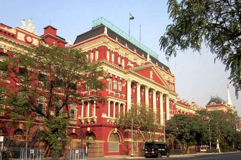 ৬. রাইটার্স বিল্ডি: ব্রিটিশ ইস্ট ইন্ডিয়া কোম্পানির 'রাইটার'দের জন্য পরাধীন ভারতে প্রতিষ্ঠিত হয়েছিল রাইটার্স বিল্ডিং। যেখানকার অলিন্দে ১৯৩০ সালের ৮ ডিসেম্বর তিন স্বনামধন্য বাঙালি স্বাধীনতা সংগ্রামী বিনয়-বাদল-দীনেশ পুলিশের তৎকালীন ইন্সপেক্টর জেনারেল কর্নেল সিম্পসনকে গুলি করে হত্যা করেন। অনেকে বলে থাকে, এখনও রাইটার্স বিল্ডিংয়ে সিম্পসনের আত্মা ঘুরে বেড়ায়‌। রাতের ফাঁকা রাইটার্সে বুটের শব্দ, কান্নার আওয়াজ শুনেছেন কেউ কেউ। যেখানে সিম্পসনকে মারা হয়েছিল, রাইটার্সের সেই পঞ্চম ব্লকে অশরীরীর উপস্থিতি নাকি সবচেয়ে বেশি টের পাওয়া যায়!