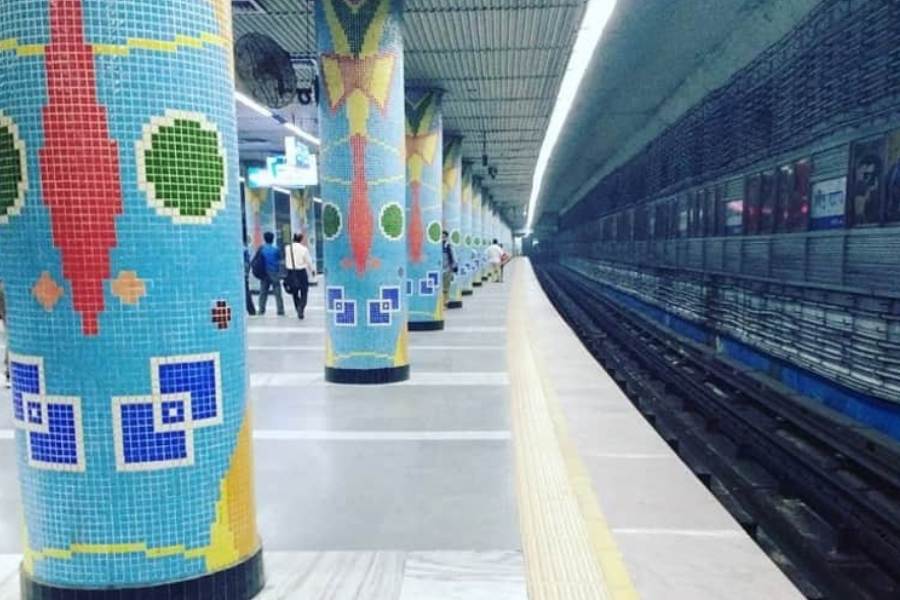 ৭. রবীন্দ্র সরোবর মেট্রো স্টেশন: হালের কলকাতার ভূতের আস্তানা! রবীন্দ্র সরোবর মেট্রো স্টেশন থেকে শেষ মেট্রো ধরেছেন কি কখনও? তাতে নাকি অনেক যাত্রীর অদ্ভুত অভিজ্ঞতা হয়েছে! আচমকা ছায়ামূর্তি সরে গিয়েছে। কোনও ব্যাখ্যাহীন চিৎকার শোনা গিয়েছে। তবে এটি তথ্য যে, কলকাতায় অন্যান্য মেট্রো স্টেশনগুলোর তুলনায় রবীন্দ্র সরোবর স্টেশনে আত্মহত্যার সংখ্যা সবচেয়ে বেশি।