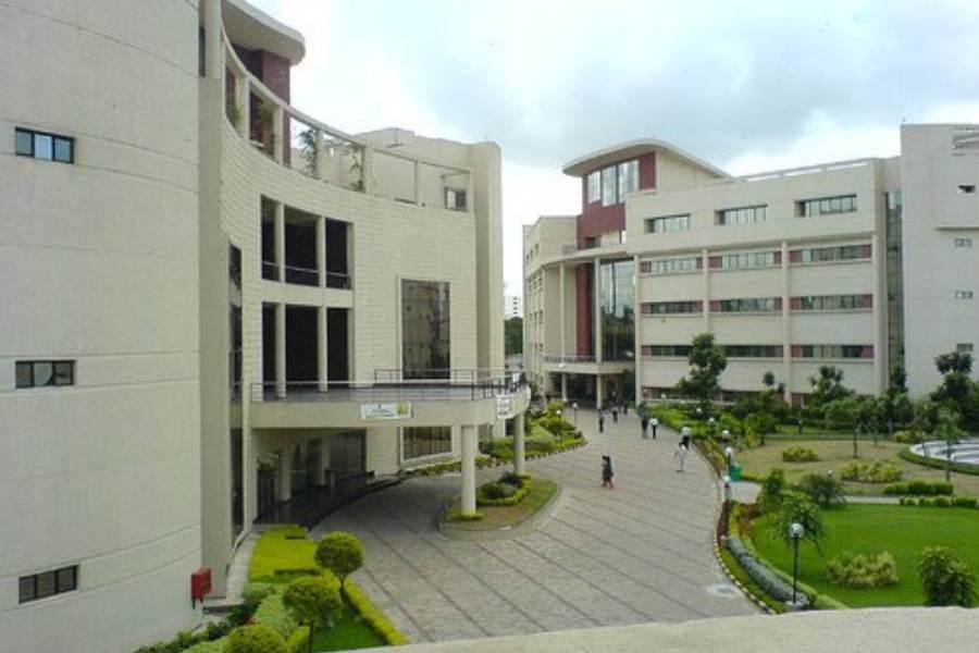 ৮. উইপ্রো অফিস, কলকাতা: সম্ভবত দেশের এক মাত্র অফিস, যেখানে কর্মচারীদের অফিসের একটি নির্দিষ্ট এলাকায় যেতে বারণ করা হয়! এখানকার তিন নম্বর টাওয়ারের তৃতীয় তল হল সেই নিষিদ্ধ জায়গা। উইপ্রোর অফিস হওয়ার আগে সল্টলেকের ওখানে একটা কবরস্থান ছিল। যেখানে অসামাজিক কাজে লিপ্ত দুষ্কৃতীদের হাতে একাধিক ধর্ষণ ও খুনের অতীত ঘটনা আছে। বলা হয়, সেই অতৃপ্ত আত্মারা সেখানে রয়ে গিয়েছে কিছু বলার জন্য!