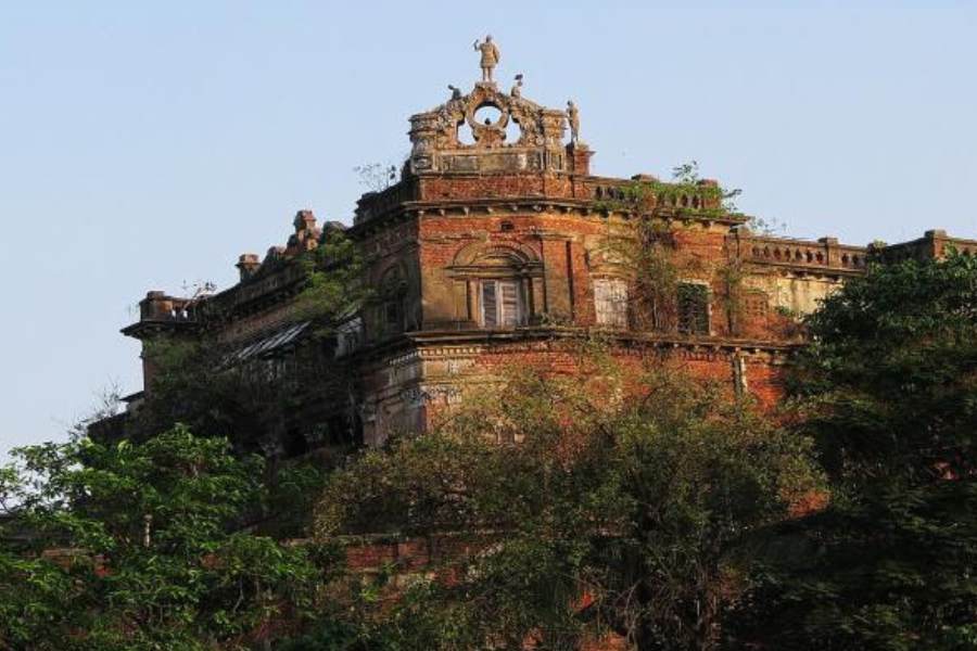 ৯. পুতুলবাড়ি:  হুগলি নদীর তীরে ভৌতিক স্থান। এই বাড়িতে অনন্য সাধারণ পুতুলের সংগ্রহ আছে। শোনা যায়, নদীর তীরের এই বাগানবাড়িতে দুশ্চরিত্র ধনীবাবুদের হাতে দীর্ঘ দিন ধরে যৌন অত্যাচারিতা হতেন যে হতভাগ্য নারীরা, তাঁদের বিদেহী আত্মা এখনও এখানে ঘুরে বেড়ায়। বিশেষ করে বাড়ির উপর তলায় চুড়ির রিনিঝিনি, নুপূরের ঝমঝম, মিঠে কন্ঠের হাসির ঝংকার ওঠে মাঝেমধ্যে!