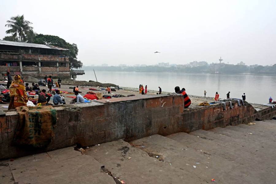 ১০. নিমতলা ঘাট: মধ্য কলকাতার এই শ্মশানঘাট সম্ভবত শহরের প্রাচীনতম। কালীপুজোর রাতে এখানে এখনও আরাধনায় বসেন আঘোরি সাধুরা। সে সময় এই শ্মশানঘাটে রহস্যময় কিছুর উপস্থিতি আরও বেশি অনুভব করেছেন কেউ কেউ!