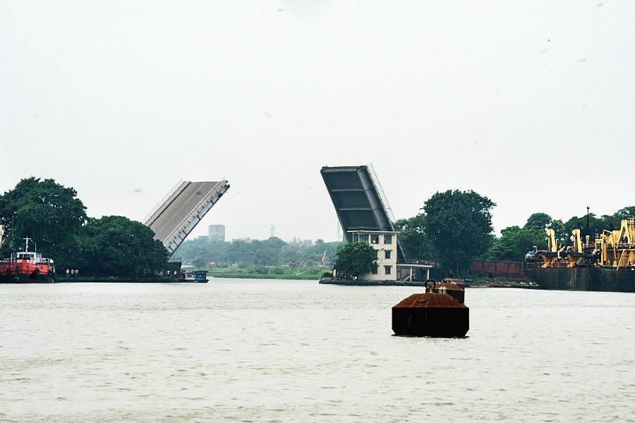 ১১. খিদিরপুর ডক: ঐতিহাসিক এই ডক তৈরি হয় নবাব ওয়াজিদ আলি শাহ-র আমলে। লখনউয়ের আওধ থেকে নির্বাচিত হয়ে কলকাতার খিদিরপুরে এসেছিলেন শেষ নবাব। ব্রিটিশরা তাঁর আওধের দখল নেওয়ার বদলে প্রতিশ্রুতি দিয়েছিলেন নবাবকে লন্ডনে বাকি জীবন থাকার ব্যবস্থা করে দেবেন। তিন বছর অপেক্ষা করেও সেই চিঠি পাননি ওয়াজিদ আলি শাহ। খিদিরপুরেই বাকি জীবন কাটাতে বাধ্য হন নবাব। দিনের বেলা এই স্থান জমজমাট। কিন্তু রাতে নাকি একদল অশরীরী ঘুরে বেড়ায়! যাঁদের নেতা নবাব ওয়াজিদের প্রেতাত্মা! নাকি ব্রিটিশদের বিশ্বাসঘাতকতার প্রতিশোধ না নেওয়া পর্যন্ত মুক্তি নেই সেই অশরীরী আত্মার!