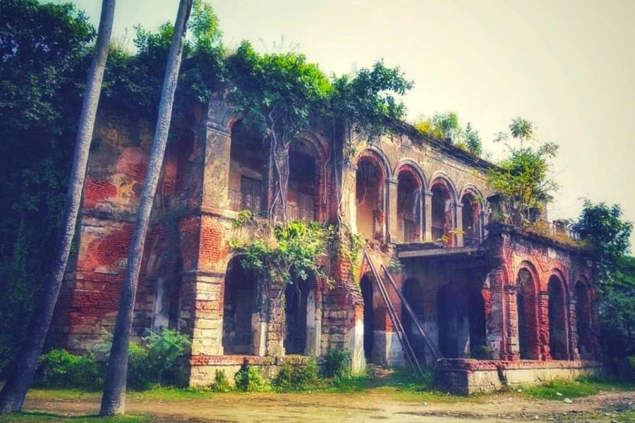 দেখুন, পুরোটাই আজগুবি হতে পারে। কিন্তু কাহিনি এমনই। ভূতে বিশ্বাস না করেও যেমন আমি বা আপনি, ভূতের গল্পের মজা নিই, এই বেড়ানোও হোক তেমন। ভূত নয়, বলুন অদ্ভুত। এ সব 'ভূতের' আস্তানায় বেড়াতে চাইলে যোগাযোগ করতে পারেন পশ্চিমবঙ্গ পর্যটন ডেভেলপমেন্ট কর্পোরেশন লিমিটেড বা ডব্লিউবিটিডিসিএল-এর সল্ট লেক দফতরে। বর্তমান আধিকারিক আর.অর্জুনের কার্যালয়ে। যোগাযোগের দূরাভাষ - ০৩৩-২৩৫৮-৫১৮৯। কলকাতায় 'ঘোস্ট টুরিজম'-এর যাবতীয় সন্ধান পেতে।  এই প্রতিবেদনটি ‘আনন্দ উৎসব’ ফিচারের একটি অংশ।