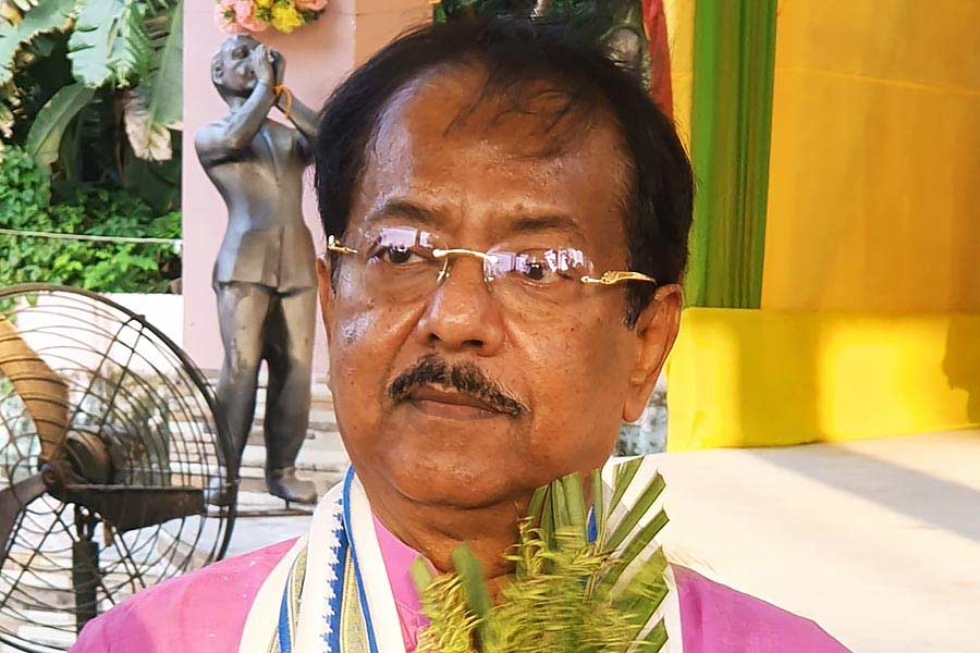 ‘বিহার-যোগের’ হদিস মিলল রেশন ‘দুর্নীতি’তে। পড়শি রাজ্যের পশুখাদ্য কেলেঙ্কারি মামলা এবং এ রাজ্যের রেশন বণ্টনে দুর্নীতি মামলা মিলে কার্যত গেল ইডির তদন্তে। কেন্দ্রীয় তদন্তকারী সংস্থার দাবি, পশুখাদ্য ‘দুর্নীতি’র মূল দুই অভিযুক্ত জড়িয়ে পড়েছেন রেশন ‘দুর্নীতি’তেও। শুধু তা-ই নয়, তাঁরা রাজ্যের মন্ত্রী ধৃত জ্যোতিপ্রিয় মল্লিকের (রাজ্য-রাজনীতিতে যিনি বালু নামেই বেশি পরিচিত) ‘ঘনিষ্ঠ’ বলেও দাবি করছে কেন্দ্রীয় তদন্তকারী সংস্থার একটি সূত্র।