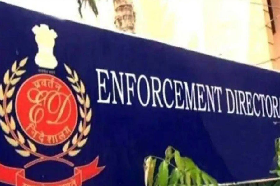 শনিবার সকাল থেকে রবিবার ভোর পর্যন্ত কলকাতায় আচার্য জগদীশচন্দ্র বসু রোডের এক ঠিকানায় ‘অঙ্কিত ইন্ডিয়া লিমিটেড’ নামে একটি প্যাকেটজাত আটা তৈরি সংস্থার দু’টি অফিসে তল্লাশি-অভিযান চালায় ইডি। তদন্তকারী সংস্থা সূত্রে খবর, ওই সংস্থার আধিকারিকদের জিজ্ঞাসাবাদ করা হয়েছে। 